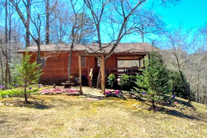 Charming Cabin with Views of the Great Smoky Mountains in Whittier, North Carolina - Whittier, North Carolina - glamping.directory