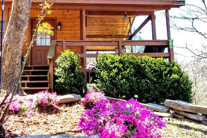 Charming Cabin with Views of the Great Smoky Mountains in Whittier, North Carolina - Whittier, North Carolina - glamping.directory