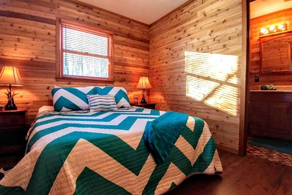 Charming Cabin with Views of the Great Smoky Mountains in Whittier, North Carolina - Whittier, North Carolina - glamping.directory