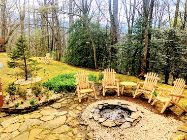 Charming Cabin with Views of the Great Smoky Mountains in Whittier, North Carolina - Whittier, North Carolina - glamping.directory