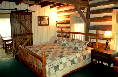 Elegant Farmhouse Cottage Rental with Private Pond near Mohican State Park, Ohio - Perrysville, Ohio - glamping.directory