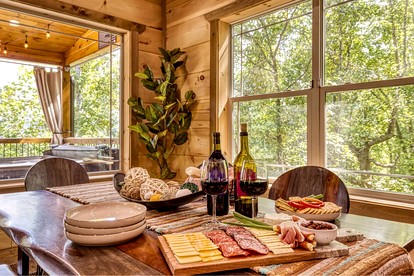 Breathtaking Spacious Cabin with Jacuzzi and Foosball Table in Tennessee - Gatlinburg, Tennessee - glamping.directory