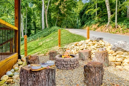 Breathtaking Spacious Cabin with Jacuzzi and Foosball Table in Tennessee - Gatlinburg, Tennessee - glamping.directory