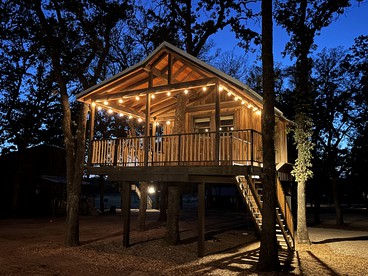The Blue Jay Treehouse in Elm Mott, TX - glamping.directory