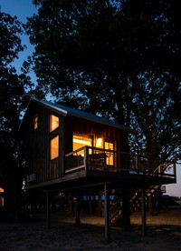 The Blue Jay Treehouse in Elm Mott, TX - Elm Mott, Texas - glamping.directory