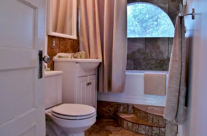 Lovely Cabin Retreat Ideal for Romantic Escape in Geyserville, California - Geyserville, California - glamping.directory