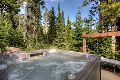 Wonderful Cabin with Fireplace and Hot-tub in Big Sky, Montana - Big Sky, Montana - glamping.directory