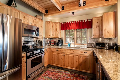 Wonderful Cabin with Fireplace and Hot-tub in Big Sky, Montana - Big Sky, Montana - glamping.directory