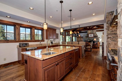 Wonderful Cabin with Fireplace and Hot-tub in Big Sky, Montana - Big Sky, Montana - glamping.directory