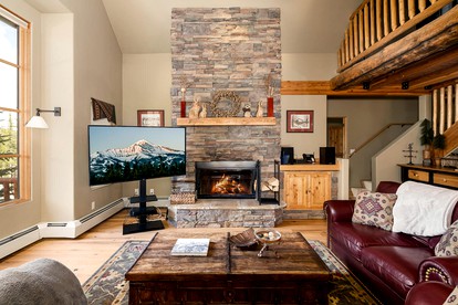Wonderful Cabin with Fireplace and Hot-tub in Big Sky, Montana - Big Sky, Montana - glamping.directory
