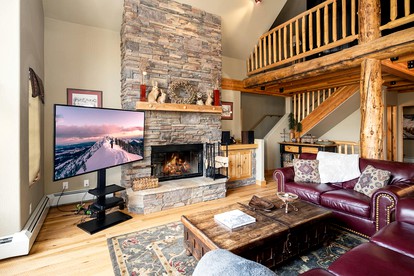 Wonderful Cabin with Fireplace and Hot-tub in Big Sky, Montana - Big Sky, Montana - glamping.directory