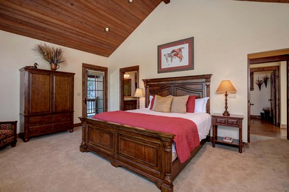 Wonderful Cabin with Fireplace and Hot-tub in Big Sky, Montana - Big Sky, Montana - glamping.directory