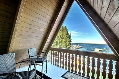 Beautifully Decorated Waterfront Chalet Rental in Grant, Florida - Grant, Florida - glamping.directory