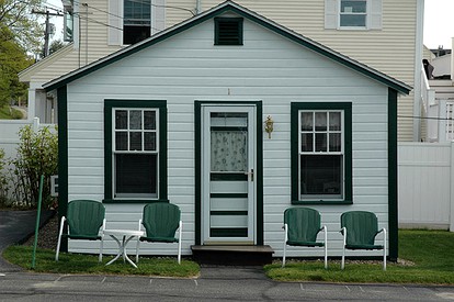 Waterfront Cottage Rental Overlooking Lake Winnipesaukee on Weirs Beach, New Hampshire - glamping.directory