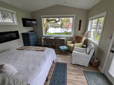 Columbia River Glamping Retreat: Cozy Cabin for Two in Skamokawa, Washington - Skamokawa Valley, Washington - glamping.directory