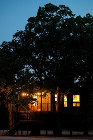 Texan Tree House for an Outdoor Adventure near Magnolia - Elm Mott, Texas - glamping.directory