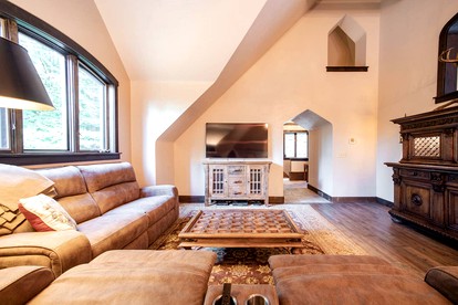 Castle Gatehouse Rental for a Unique Getaway near Bolton Landing, New York - Bolton , New York - glamping.directory