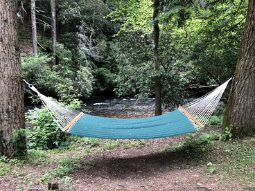 Wonderful Tree House Getaway on the Toccoa River, for Glamping in Suches, Georgia - Suches, Georgia - glamping.directory