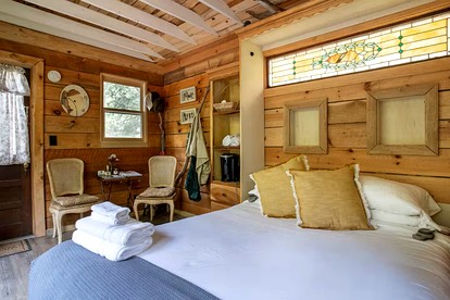 Wonderful Tree House Getaway on the Toccoa River, for Glamping in Suches, Georgia - Suches, Georgia - glamping.directory