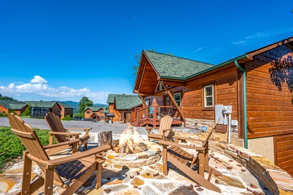 Cozy Cabin Glamping Rental in Gatlinburg, for Memorable Escapes to the Mountains - Gatlinburg, Tennessee - glamping.directory