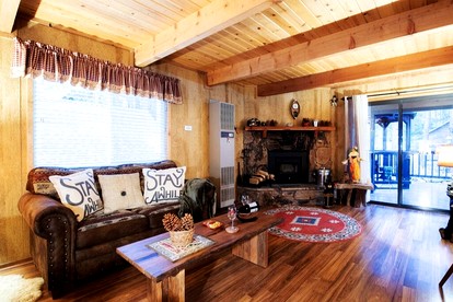 Relax in Style: Cabin with Hot Tub in Scenic Big Bear Lake, California - Big Bear Lake, California - glamping.directory