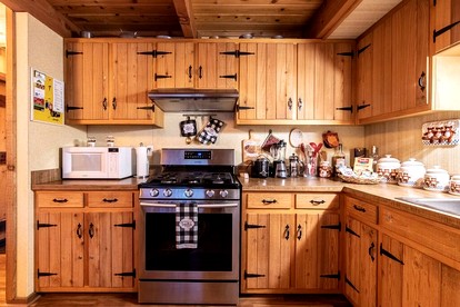Relax in Style: Cabin with Hot Tub in Scenic Big Bear Lake, California - Big Bear Lake, California - glamping.directory