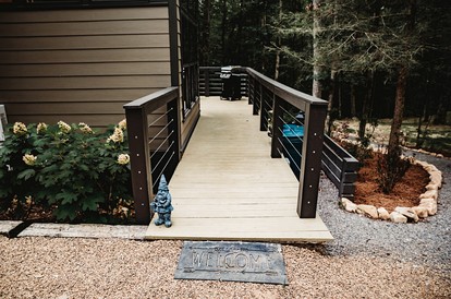 Leprechaun Lodge at The Retreat at Deer Lick Falls in Tennessee - Monteagle, Tennessee - glamping.directory
