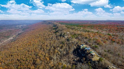 Magnific Secluded Cabin with Hot-tub in Mentone, Alabama - Mentone, Alabama - glamping.directory