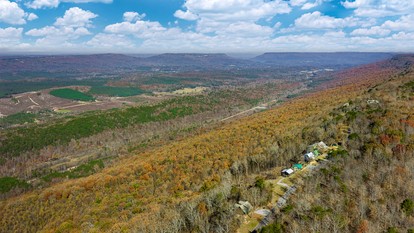 Magnific Secluded Cabin with Hot-tub in Mentone, Alabama - Mentone, Alabama - glamping.directory