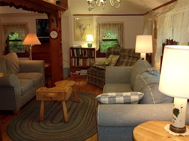 Large Vacation Rental on Arcadia Lake in Belchertown, Massachusetts - Belchertown, Massachusetts - glamping.directory