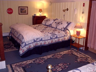 Large Vacation Rental on Arcadia Lake in Belchertown, Massachusetts - Belchertown, Massachusetts - glamping.directory