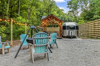 Remarkable Airstream Completely Equipped with Private Patio in Tennessee - Sevierville, Tennessee - glamping.directory