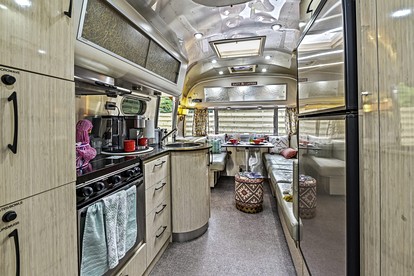 Remarkable Airstream Completely Equipped with Private Patio in Tennessee - Sevierville, Tennessee - glamping.directory