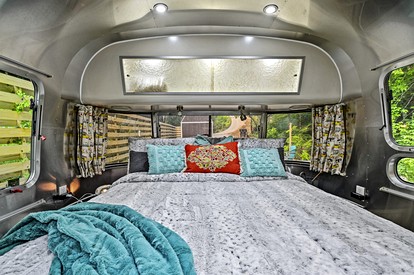 Remarkable Airstream Completely Equipped with Private Patio in Tennessee - Sevierville, Tennessee - glamping.directory