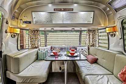Remarkable Airstream Completely Equipped with Private Patio in Tennessee - Sevierville, Tennessee - glamping.directory
