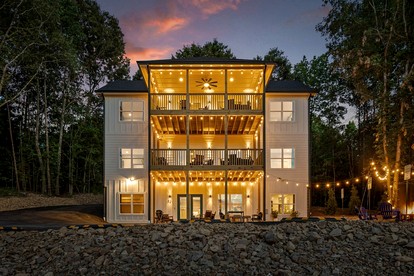 Newly Built Mountain-View Cabin with Hot Tub Near Lookout Mountain | Fairview, GA - Fairview, Georgia - glamping.directory
