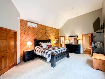 Splendid Cabin Retreat with Game Room, Gym and Spa in New Hampshire - North Conway, New Hampshire - glamping.directory