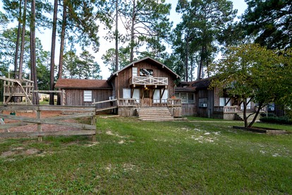 Gorgeous Log Cabin Rental near Nacogdoches for a Texas Family Vacation - Nacogdoches, Texas - glamping.directory