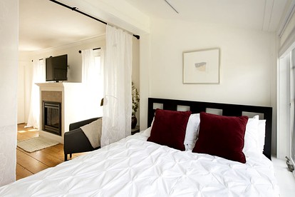 Luxury Suite Rental with Private Hot Tub in Woodstock, New York - Woodstock, New York - glamping.directory