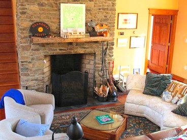 Romantic Mountain Vacation Rental with Breathtaking Views near Pittsburgh, Pennsylvania - Mill Run, Pennsylvania - glamping.directory