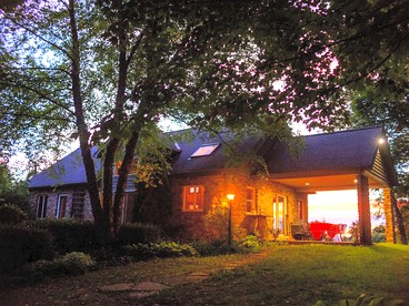 Romantic Mountain Vacation Rental with Breathtaking Views near Pittsburgh, Pennsylvania - Mill Run, Pennsylvania - glamping.directory