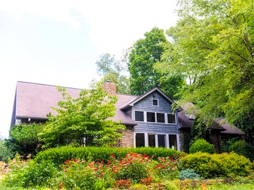 Romantic Mountain Vacation Rental with Breathtaking Views near Pittsburgh, Pennsylvania - glamping.directory