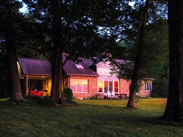 Romantic Mountain Vacation Rental with Breathtaking Views near Pittsburgh, Pennsylvania - Mill Run, Pennsylvania - glamping.directory