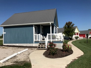 Two-Bedroom Countryside Getaway on a Rustic Retreat in Northern Missouri - Lawson, Missouri - glamping.directory