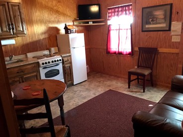 Two-Bedroom Countryside Getaway on a Rustic Retreat in Northern Missouri - Lawson, Missouri - glamping.directory