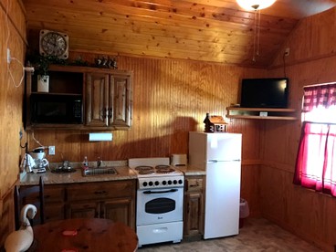 Two-Bedroom Countryside Getaway on a Rustic Retreat in Northern Missouri - Lawson, Missouri - glamping.directory