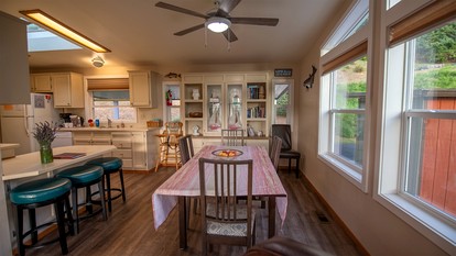 Cozy Waterfront Cottage with Hot Tub in Lakeside, Oregon - Lakeside, Oregon - glamping.directory