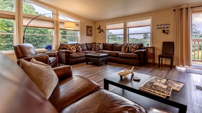 Cozy Waterfront Cottage with Hot Tub in Lakeside, Oregon - Lakeside, Oregon - glamping.directory