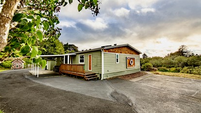 Cozy Waterfront Cottage with Hot Tub in Lakeside, Oregon - glamping.directory