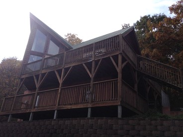 Log Cabin Rental with Appalachian Mountain Views in Boone, North Carolina - Boone, North Carolina - glamping.directory